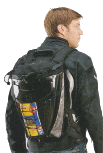 Profilansicht eines jungen Mannes mit einem großen, dunklen Rucksack.