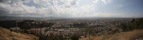 Panoramablick auf eine weitläufige Stadtlandschaft unter bewölktem Himmel