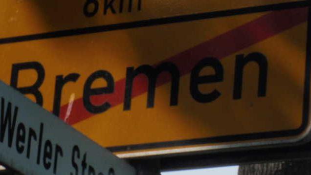 Straßenschilder mit durchgestrichenem Bremen-Schild und Werler Straße