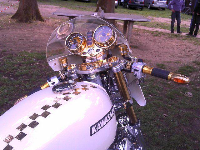 Blick auf den weißen Kawasaki Motorrad-Tank und das Cockpit mit Armaturen und Lenker