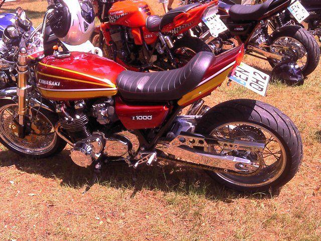 Rotes Kawasaki Z1000 Motorrad auf Rasen bei sonnigem Wetter