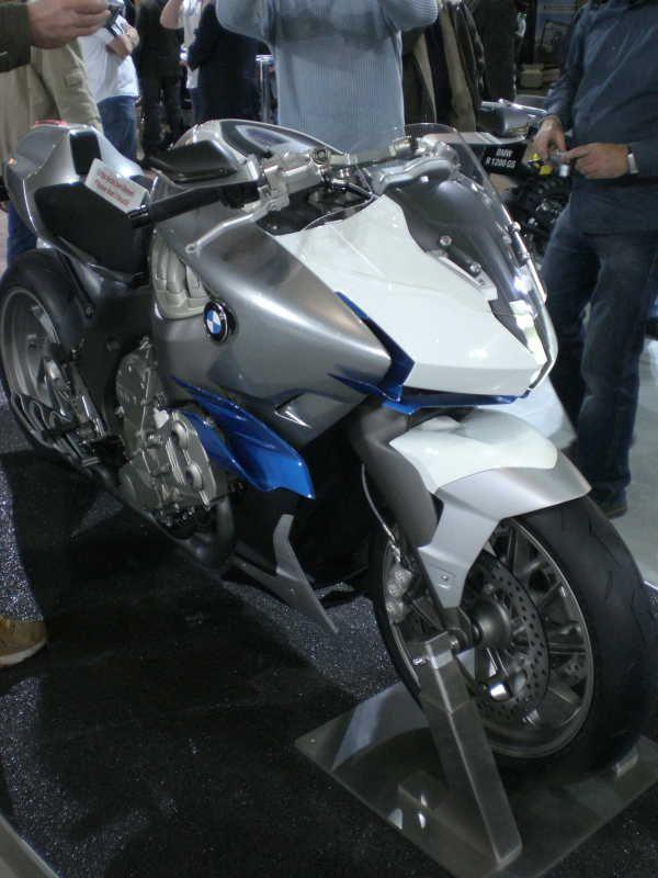 Silbernes und weißes BMW Motorrad auf einem Ständer in einer Ausstellung