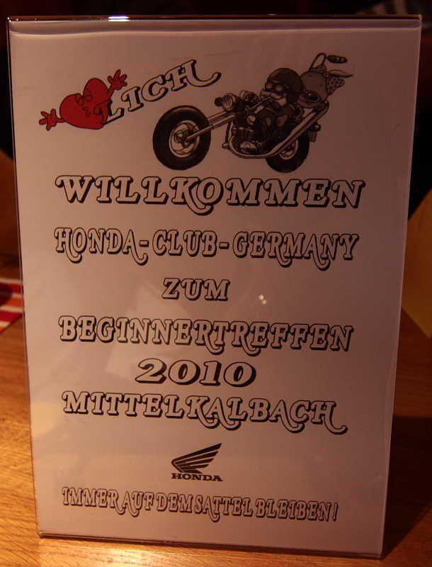 Willkommensschild für das Honda-Club-Germany Treffen 2010 in Mittelkalbach mit Motorradzeichnung