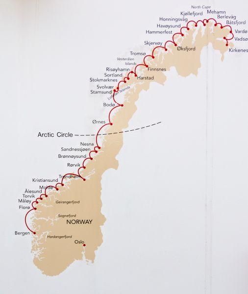 Karte von Norwegen mit einer roten Linie entlang der Küstenorte von Süden nach Norden, inkl. dem Polarkreis