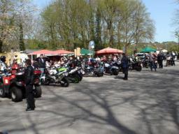 Viele Motorräder und Menschen bei einer Veranstaltung im Freien an einem sonnigen Tag